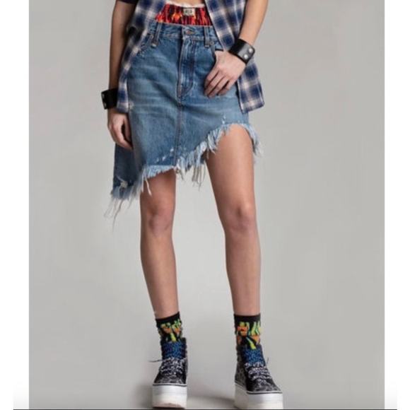R13 Asymmetrical Distressed Skirt in Jasper Wash Size 25 - Picture 2 of 14